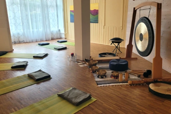 Aufgebautes Klangbad mit Klangschalen, Gong und Handpan in Elgg bei Winterthur