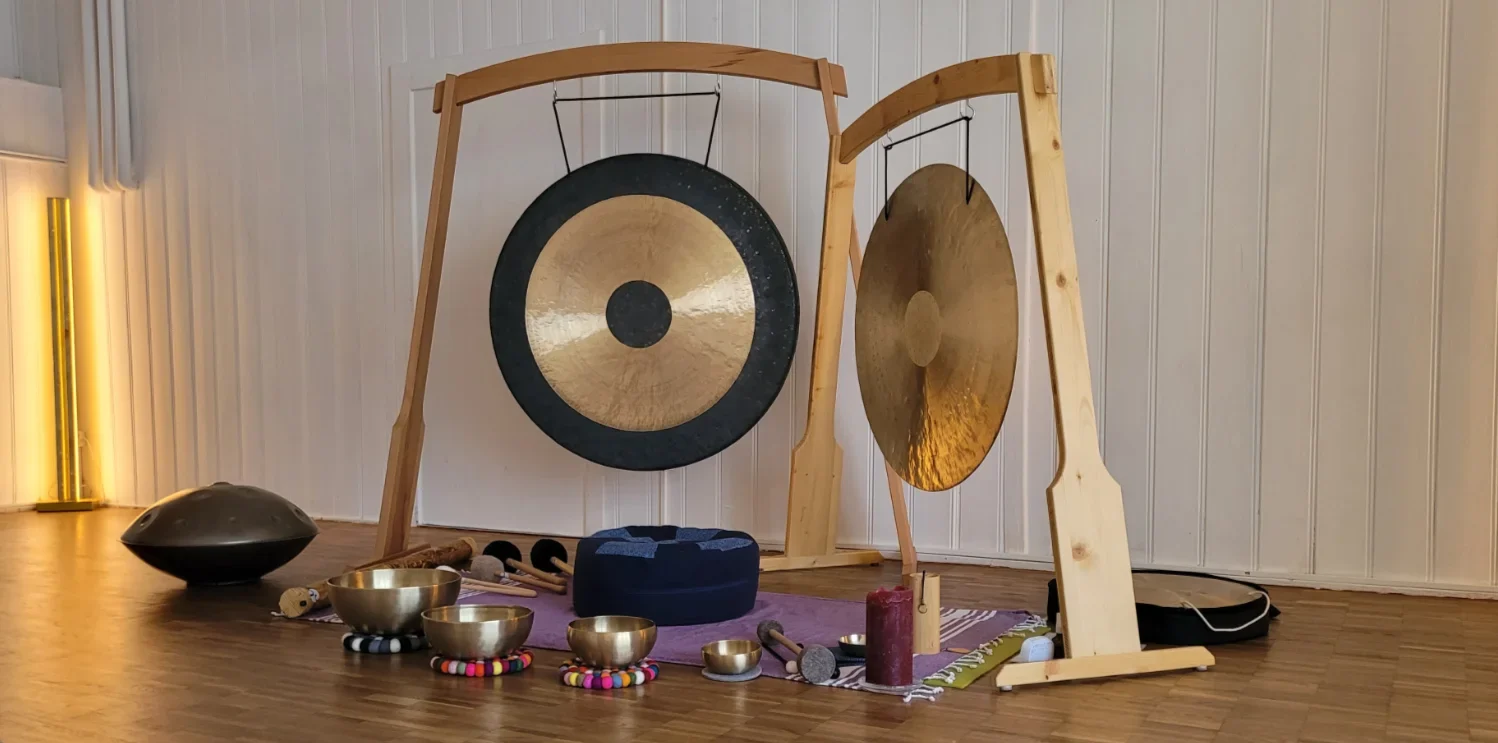 Klangbad in Elgg bei Winterthur - Christoph Ulmann mit Gong, Klangschalen und Handpan